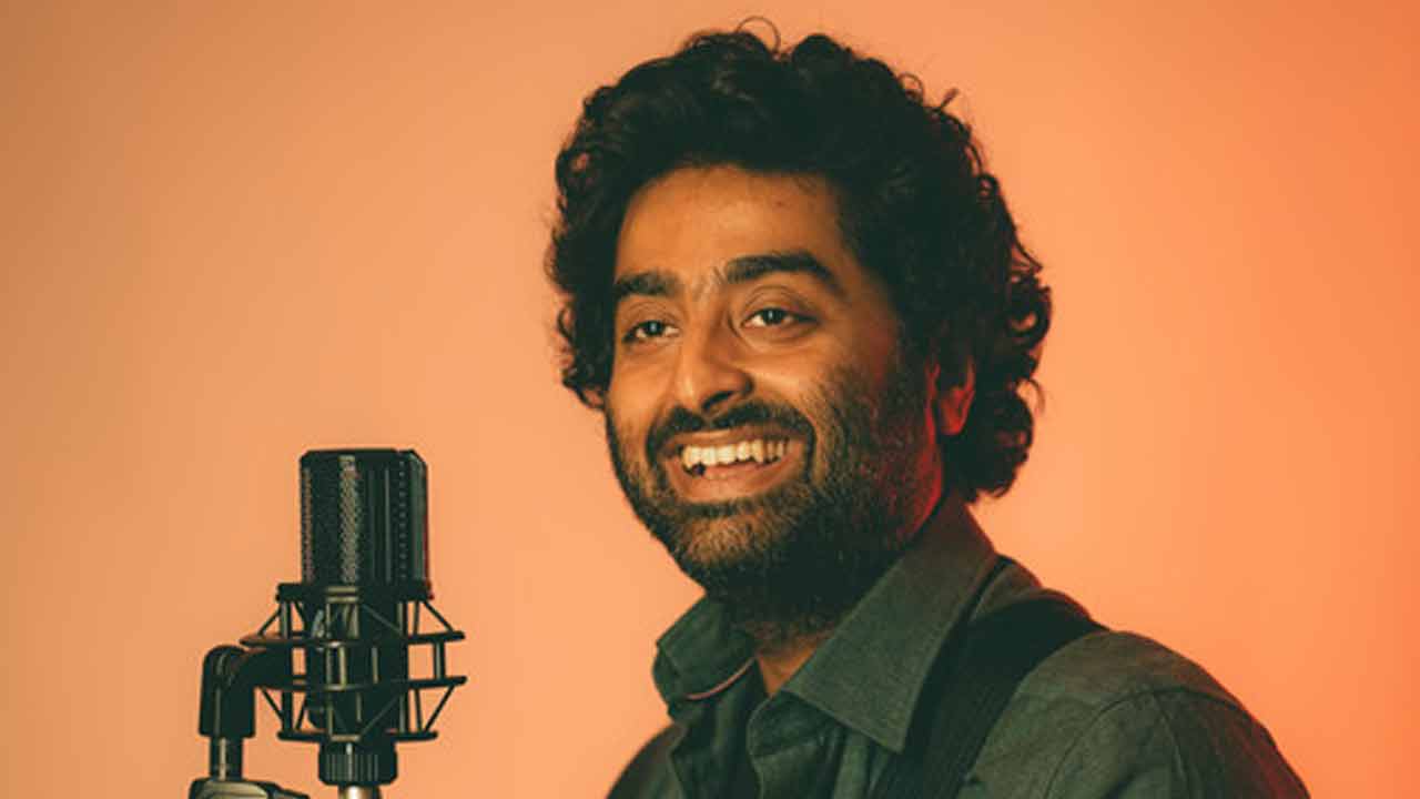 Photo: Anandabazar Patrika Arijit Singh Mobbed By Fans During Midnight Dhaba Visit
