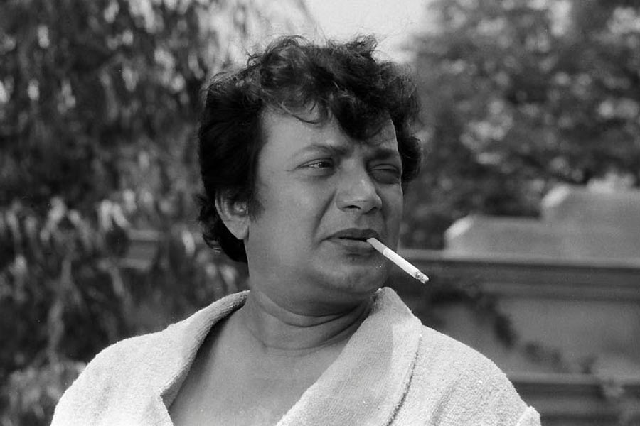 আর সুযোগ মিলল না: উত্তমকুমার মুম্বইয়ে একটি হিন্দি ছবির শুটিংয়ে। এ দিকে, তপন ‘বাঞ্ছারামের বাগান’-এ ডবল রোলের জন্য উত্তমকে প্রস্তাব দিলেন। শুটিংয়ের লোকেশন বাছা হল বারুইপুরের এক বাগানে, শীতের সময়। সেখানে কয়েকটি দৃশ্যের প্রয়োজনে সর্ষের খেত ও সব্জির বাগান করা হয়েছে। উত্তম জানালেন, মার্চের আগে সময় দিতে পারবেন না। মাথায় হাত পরিচালকের। দেরি হলে বাগান শুকিয়ে যাবে। বাধ্য হয়ে সেই রোল দেওয়া হল দীপঙ্কর দে-কে। এটা শুনে তপনবাবুর বিরুদ্ধে মামলা ঠুকলেন উত্তম। হেরে গেলেন উত্তমই। পরে আর কোনও ছবিতে উত্তমকে নেওয়ার কথা ভাবেননি তপন। উত্তমের তখন একের পর এক ছবি চলছে না। ভাল ছবি করার জন্য উদ্গ্রীব। অনেকেই মনে করেন, ওই পরিস্থিতিতে নামী পরিচালকের সঙ্গে দ্বৈরথের জেরে ক্ষতিই হয়েছিল উত্তমের।