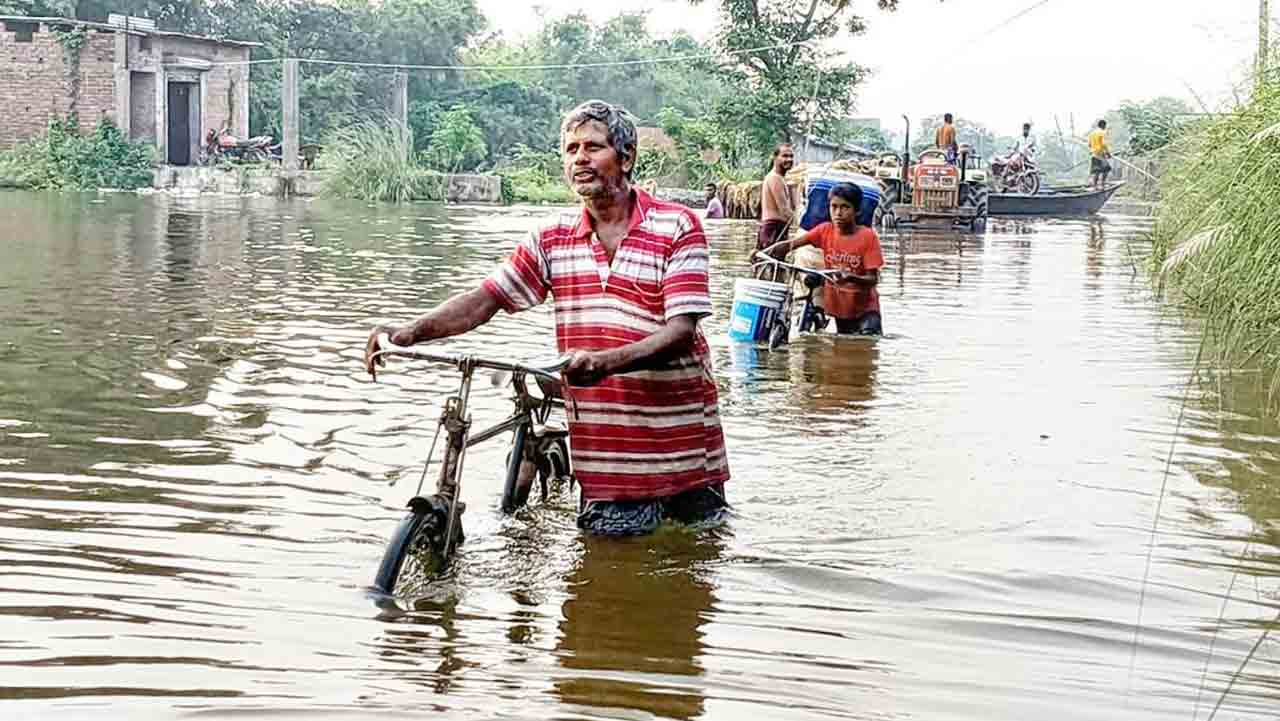 জলস্তর বেড়ে রাস্তায় গঙ্গা
