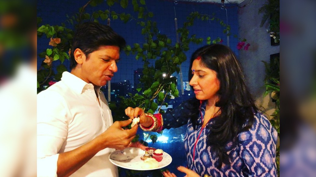 স্ত্রী রাধিকার উপোস ভাঙানোর ছবি ইনস্টাগ্রামে পোস্ট করেছেন জনপ্রিয় গায়ক শান। নিজের হাতে সর্গি-র মিষ্টি তুলে দিয়েছেন উপবাসী স্ত্রীর মুখে।