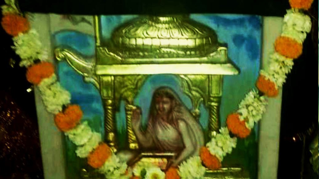 ধূমাবতীর মন্দির প্রায় দেখাই যায় না। বারাণসীতে একটি মন্দিরে পূজিত হন দেবী ধূমাবতী। এছাড়া ঝাড়খণ্ডের রাজরাপ্পা এবং অসমের কামাখ্যা মন্দিরের কাছে দেবী ধূমাবতীর একটি করে মন্দির আছে।