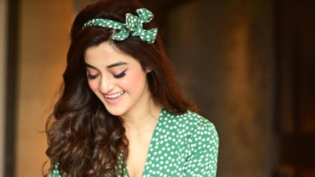 আড়চোখে দেখা, হালকা হাসি... চলছিল সবই... হঠাৎই সেই দাদা তাঁকে ডেকে বলে, ‘‘শোন, তোর সঙ্গে কিছু কথা আছে।’’ দর্শনার বুক ঢিপঢিপ। এই কি সেই মাহেন্দ্রক্ষণ? দশমীর দিন সেই দাদার সঙ্গে দেখা করতে গেলেন তিনি। গিয়ে দেখেন সঙ্গে আর একটি ছেলে। দর্শনা পৌঁছতেই পাড়ার দাদা হাসি হাসি মুখে এগিয়ে এসে পাশের ছেলেটিকে দেখিয়ে  বললেন, ‘‘ও আমার বেস্টফ্রেন্ড, ওর না তোকে খুব পছন্দ।’’