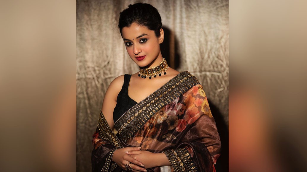 দর্শনার পছন্দ সাবেক সাজ। স্লিভলেস ব্লাউজ, ভারী ঝুমকো আর শাড়ি। সঙ্গে ব্যাক ব্রাশ করে খোঁপা। ইচ্ছে হলে তাতে লাগাতে পারেন ফুলও। তবে রজনীগন্ধা, বেল, জুঁই নয়। অর্কিড পাওয়া গেলে তাই জড়িয়ে নিন খোঁপায়।