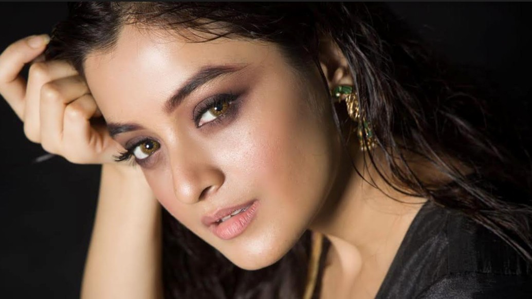 বেশি মেকআপ আপনার পছন্দ নয়? বেশ তো, দর্শনারও নয়। হালকা কাজল আর লিপ বাম... ব্যস, তাতেই কেল্লাফতে। একগাদা জুয়েলারিরও প্রয়োজন নেই কিন্তু। যদি ভারী কানের পরেন তবে গলায় হার একেবারে না-না। হার পরলে দুল বাদ।