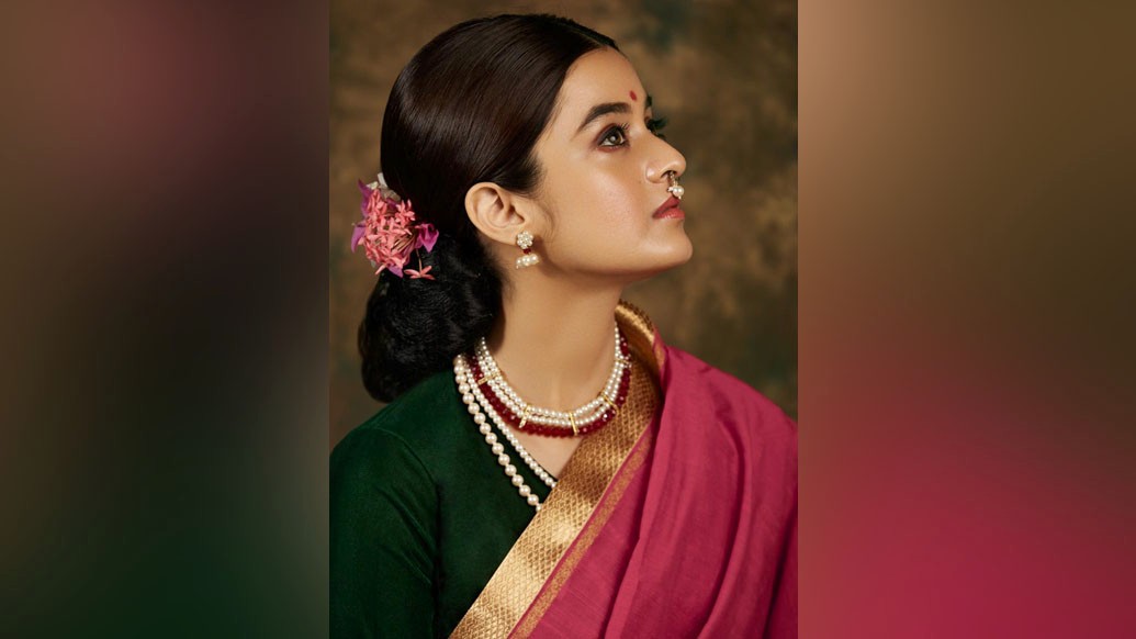 শাড়িতে পা আটকে যায়? দর্শনা জানালেন, শাড়ির বিকল্প হতে পারে চিকন সালোয়ার। বরাবরই পুজোতে এই স্টাইল কিন্তু ইন। সঙ্গে চলতে পারে ঝুমকো।