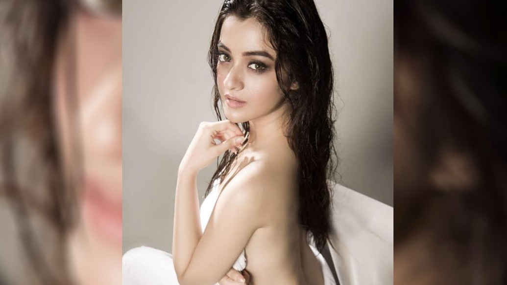 মেকআপ নাই পছন্দ হতে পারে, কিন্তু তাই বলে ত্বকের যত্ন নিতে কিন্তু ভুলবেন না। দর্শনার কথায়, ‘‘মেক আমি পছন্দ করি না ঠিকই কিন্তু স্কিনকে এমন ভাবে উজ্জ্বল করে তুলব যাতে এমনিতেই তা ভাল লাগে।’’