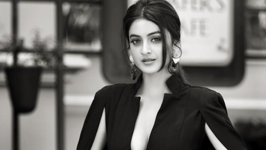 চিরাচরিত দুধের সর, হলুদ বাটা তো আছেই। চুলের জন্য লাগাতে পারেন জবার কুঁড়ি, আমলকি। এ বার পুজোয় আপনার স্টাইল স্টেটমেন্টে কিন্তু মাস্কও প্রয়োজনীয়। তাই ম্যাচিং করে কিনতে পারেন কটন মাস্ক।