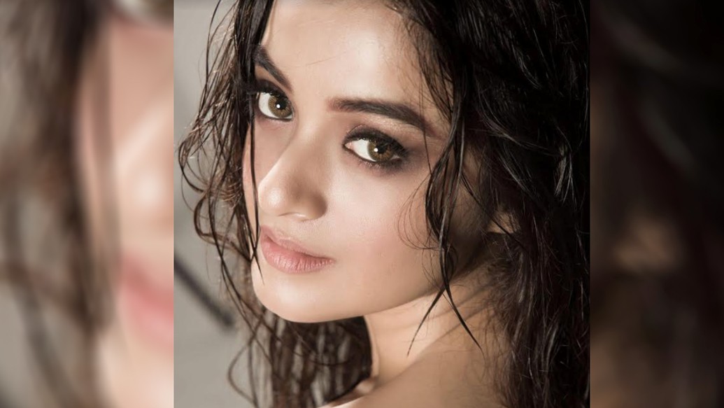 তবে ছোটবেলায় যে এই পুজো মরসুমেই তাঁর জীবনে প্রেম এসেছিল সে কথা স্বীকার করে নিলেন অনায়াসেই। তখন ওই নাইন-টেন। পাড়ার এক দাদাকে বেশ পছন্দ হল নায়িকার। তখন অবশ্য তিনি নায়িকা নন।