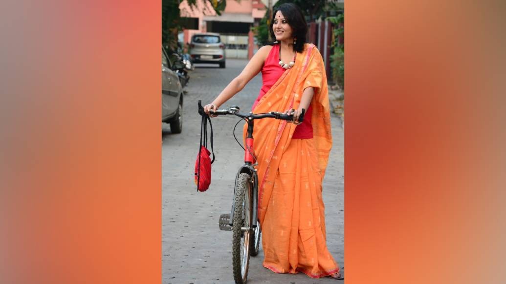 তবে কি চাকরি জীবনে পা দেওয়ার আগে কলেজপড়ুয়া কন্যের অঙ্গে উঠবে না জামদানি? তাঁদের কথা ভেবেই অরুন্ধতী এনেছেন ‘বেঙ্গল হ্য়ান্ডলুম’। জামদানি, তবে দামটা দু’ হাজারের কোঠায়। তবে পকেটসই বলে এমনটা মনে করার কারণ নেই যে গুণমানের সঙ্গে আপস করা হয়েছে। শাড়ি আদ্যন্ত তাঁতির হাতেই বোনা।(ছবি সৌজন্য: অরুন্ধতী মৈত্র)