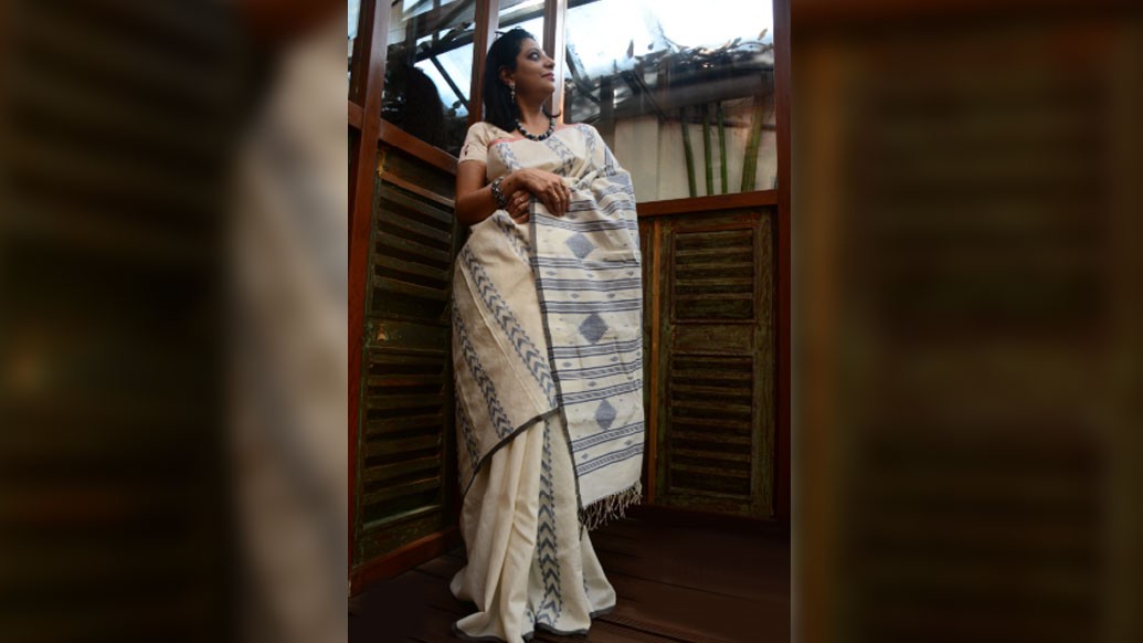 জামদানি সাধারণত উজ্জ্বল রঙের হয়েই চোখে সয়ে এসেছে। তবে সে ট্রেন্ড এখন ভাঙছে। জামদানিতেও জনপ্রিয়তা বাড়ছে প্যাস্টেল শেডের। অরুন্ধতীর নিজেরও দুর্বলতা স্নিগ্ধ রঙের জামদানিই। তবে মোটিফের ক্ষেত্রে কিন্তু তিনি পুরনোপন্থীই। জামদানিতে জ্যামিতিক কারুকাজ নৈব নৈব চ। বরং ইচ্ছে- ঠাকুমা-দিদিমাদের আলমারি থেকে ‘পান্না হাজার’, ‘বুটিদার’, ‘কল্কা’, ‘ডুরেদার’, ‘তেরছা’, ‘চারকোণা’, ‘ফুলওয়ার’, ‘ঝালর’দের একে একে আবার বার করে আনা।(ছবি সৌজন্য: অরুন্ধতী মৈত্র)