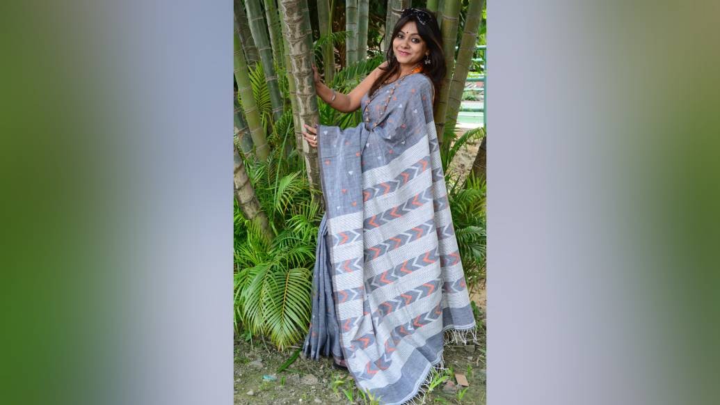 একই মত ‘সোহাগ’ বুটিকের মালকিন মন্দিরা বসুরও। জামদানিতে মোটিফ নির্বাচনের ক্ষেত্রে তিনিও সাবেক ও রক্ষণশীলেই ঝুঁকে। তাঁর কাছে চাহিদাও বেশি আসে পুরনো মোটিফেরই। তবে মন্দিরার আক্ষেপ, যন্ত্রের আধিপত্যে হাতে বোনা জামদানির প্রায় দেওয়ালে পিঠ ঠেকে গিয়েছে। পাওয়ারলুমের শাড়ির দাম কম হওয়ায় তেমন সমঝদার ক্রেতা ছাড়া বুঝতেই পারেন না কেন হ্যান্ডলুম জামদানি এত মহার্ঘ্য।(ছবি সৌজন্য: অরুন্ধতী মৈত্র)