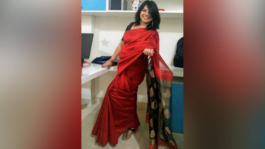 তার জন্য শাড়ি দেখার চোখ চাই- বলছেন মন্দিরা। ক্রেতাদের জন্য তাঁর পরামর্শ, জামদানি শাড়ির উল্টো দিকটা দেখুন। হাতে বোনা হলে সুতোর গিঁট থাকবে। জমিন অসমান ও উঁচুনিচু হবে। আর যান্ত্রিক হলে পুরোটাই নিখুঁত। এখানেই লুকিয়ে থাকে হাতের ছোঁয়ার পার্থক্য।(ছবি সৌজন্য: অদিতি সরকার)