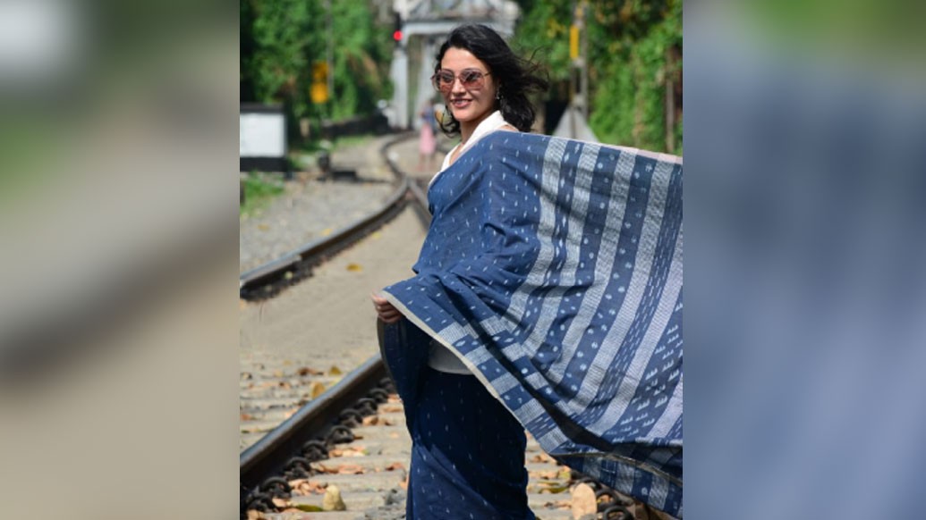 পার্থক্য গড়ে দেয় শাড়ির রংও- বলছেন অরুন্ধতী। সিন্থেটিক রঙ তাঁর অপছন্দ। বুটিকের জামদানিতে তাই তিনি ব্যবহার করেন অর্গানিক রং। চায়ের পাতা, বেদানার রস, গাঁদাফুলের পাপড়ি থেকে সেই রং তিনি তৈরি করান। আর সেই রঙের সুতো দিয়ে বোনা হয় জামদানি।(ছবি সৌজন্য: অরুন্ধতী মৈত্র)