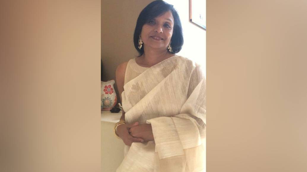 কোথায় বোনা হয় এই জামদানি? তিন বুটিকের কর্ত্রীরাই জানালেন, কাজ হয় মূলত নদিয়ার শান্তিপুর ও ফুলিয়ায়। অরুন্ধতীর কিছু তাঁতি কাজ করেন বর্ধমানেও। তবে যে জামদানির আষ্টেপৃষ্ঠে জড়িয়ে আছে ‘ঢাকা’-র নাম? তা নিয়ে দুঃখ তিন জনেরই। তাঁদের কথায়, ঢাকার তুলনায় এ পারেও কিন্তু জামদানির গুণমান কিছুমাত্র কম নয়।(ছবি সৌজন্য: অদিতি সরকার)