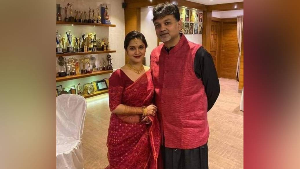 পারসিক ভাষায় ‘জাম’ শব্দের অর্থ ফুল। ‘দানি’ হল রাখার পাত্র বা আধার। আর তাই এই শাড়িতে ফুল-লতা-পাতা মোটিফের দাপট বরাবরই বেশি। খ্রিস্টপূর্ব তৃতীয় শতকে কৌটিল্যর ‘অর্থশাস্ত্রে’ পুন্ড্র বা আজকের বঙ্গভূমির এক ধরনের স্বচ্ছ বস্ত্রের কথা আছে। তার সারা গায়ে কারুকাজ। মনে করা হয়, সেটি মসলিন জামদানি।(ছবি সৌজন্য:ফেসবুক)