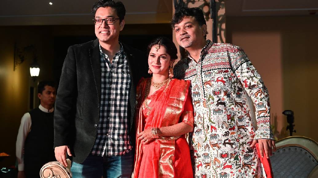 জামদানি শাড়ি বুনতে প্রথম থেকেই পারদর্শিতার শীর্ষে বঙ্গদেশের শিল্পীরা। বিশেষত, পূর্ববঙ্গের তাঁতিদের হাত ধরে প্রজন্মজয়ী হয়েছে জামদানি। পরে তাঁদের সূত্রেই জামদানির বয়নশিল্প পা রেখেছে এপার বাংলায়।(ছবি সৌজন্য:ফেসবুক)