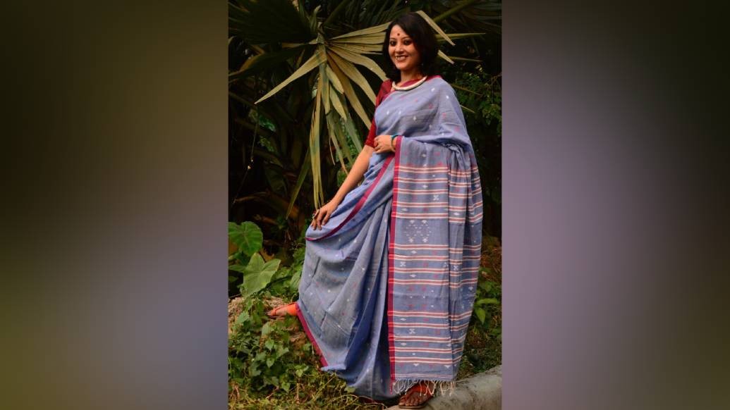 জামদানির উপর থেকে তাঁতিদের ‘হাত’ উঠে যেতে দিতে চান না অরুন্ধতী মৈত্র। তাঁর স্বপ্ন, এই শাড়ি থেকে যাক ‘হাতে বোনা’ হয়েই। যন্ত্রের আস্ফালনের যুগেও তাঁর ‘আসমানি’ বুটিকের সব জামদানি বিশুদ্ধ ‘হ্য়ান্ডলুম’। জানাচ্ছেন নামী তথ্য়প্রযুক্তি সংস্থায় কর্মরত অরুন্ধতী।(ছবি সৌজন্য: অরুন্ধতী মৈত্র)