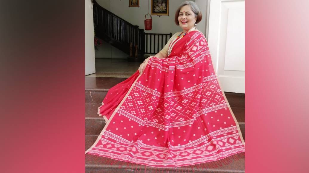 অরুন্ধতীর জামদানি-প্রেমই এই শাড়ির বুটিকের আকার নিয়েছে। সুতো পছন্দ থেকে অনলাইনে ক্রেতার কাছে পৌঁছনো, কাজের প্রতিটি ধাপে তাঁর উপস্থিতি সজাগ ও সক্রিয়। জানালেন, ঘুড়ির সুতোয় যেমন মাড় দেওয়া হয়, তেমনই জামদানির সুতোকেও কড়কড়ে করে তোলা হয়। নইলে শাড়ি বেশি দিন পরা যাবে কী করে! (ছবি সৌজন্য: অরুন্ধতী মৈত্র)