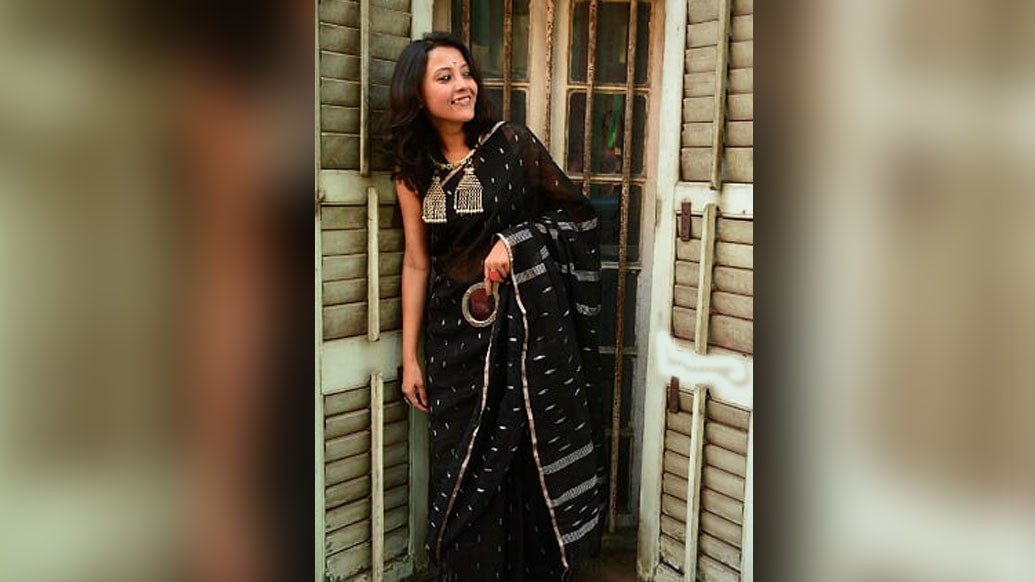 জামদানি যেন জমিদারবাড়ির গৃহিণীর মতোই রাশভারী এবং চলাফেরায়
ধীরস্থির। তার সুতো তৈরি করতেই সময় লাগে বেশ কিছু দিন। এর পরে বোনার পর্ব। সাধারণ হাজার বুটি হলে অন্তত পনেরো দিন। নকশা যত জটিল হবে, দীর্ঘতর হবে সময়। তাই সময়ের দিক দিয়ে কোনও আপসে নারাজ অরুন্ধতী। তার জন্য ক্রেতা কম হলেও, তা মঞ্জুর। (ছবি সৌজন্য: অরুন্ধতী মৈত্র)