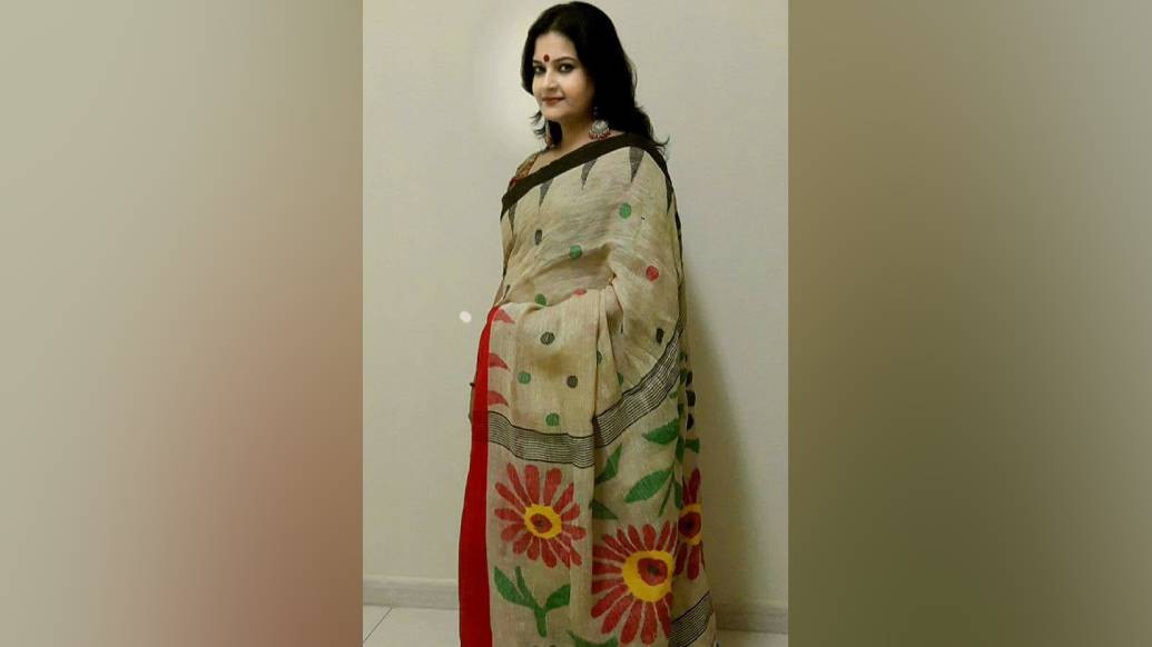 একই কথা অদিতি সরকারেরও। ভবানীপুরে তাঁর বুটিক ‘বাঁশি’ আলো করে শ্রীমতিদের জন্য অপেক্ষায় থাকে জামদানি। মসলিন, মটকা, লিনেন, খাদি সুতি—সব উপকরণেই বোনা হয় এই শাড়ি। চাহিদা বেশি মটকা ও মসলিনের জামদানির। কাজ তেমন জমকালো বা সূক্ষ্ম হলে দাম পৌঁছে যায় পাঁচ অঙ্কেও।(ছবি সৌজন্য: অদিতি সরকার)