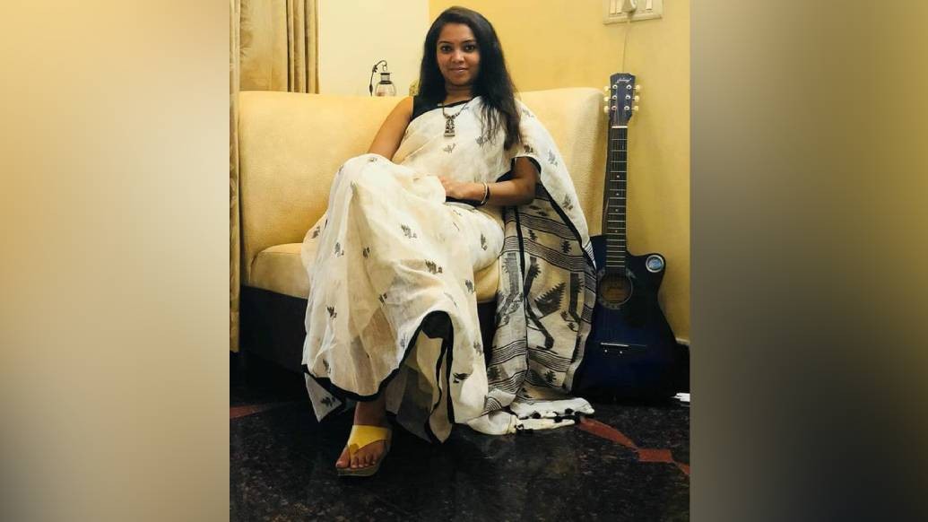 বরং, এ পারের শান্তিপুরের জামদানির সঙ্গে মিল আছে ওপারের টাঙ্গাইলের জামদানির। আবার ধনেখালির জামদানি কিন্তু শান্তিপুরী জামদানির চেয়ে আলাদা। তবে পূর্ব এবং পশ্চিম, দু’দিকের জামদানিই এক কালে বিস্মৃত হতে বসেছিল।ব্রিটিশ আমলে শিল্পবিপ্লবের সময়ে। (ছবি সৌজন্য: অদিতি সরকার)