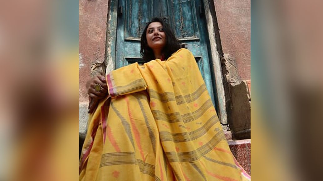 পরবর্তীতে ধ্বংসের মুখ থেকেই ফিনিক্স হয়ে ডানা মেলেছে জামদানির আঁচল। প্রজন্মের পর প্রজন্মে বঙ্গনারীকে সুন্দরী করে তুলবে বলেই। তাই, পুজোর সকাল বা রাতে সময়ের মেজাজ বুঝে বেছে নিন জামদানি। খোঁপায় থাকুক একথোকা রঙ্গন বা আলগোছে জড়ানো জুঁইয়ের মালা। দেখবেন, মণ্ডপে সামাজিক দূরত্ব সত্ত্বেও আপনার অপাঙ্গ থেকে পঞ্চমশর কেউ কেড়ে নিতে পারছে না! (ছবি সৌজন্য: অরুন্ধতী মৈত্র) (তথ্য: অর্পিতা রায়চৌধুরী)