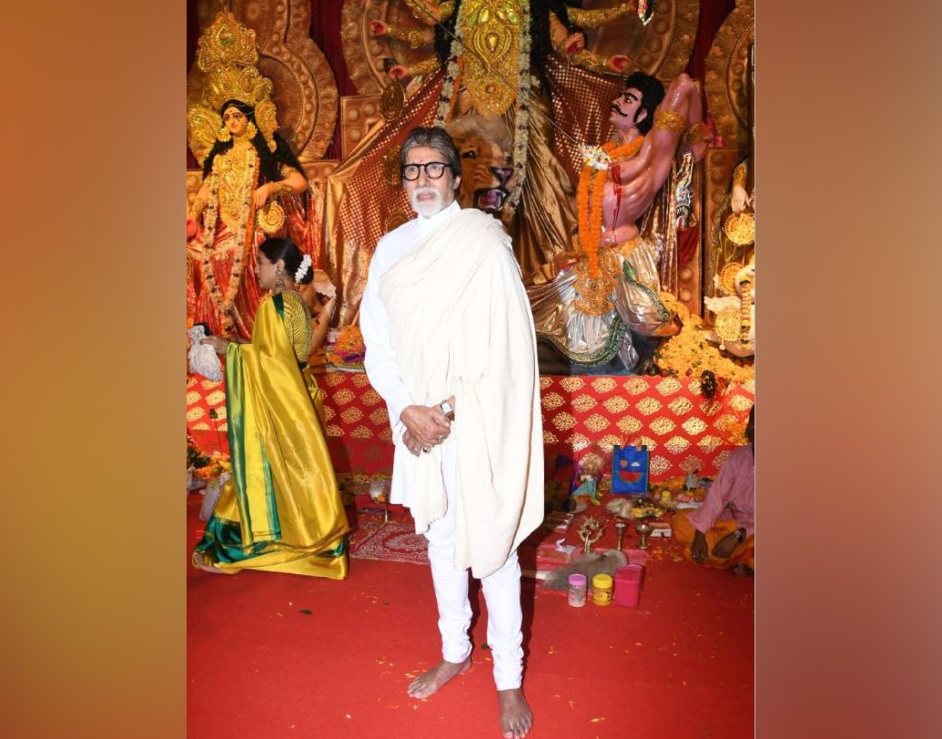 সাদা পাঞ্জাবী-পাজামা আর ঘিয়ে রঙা চাদরে সেজে সপ্তমীর রাতে এই মণ্ডপে হাজির হয়ে ছিলেন অমিতাভ বচ্চন। হাতে চামড়ার ব‍্যান্ডওয়ালা ঘড়ি। সেখানেই দিলেন অষ্টমীর অঞ্জলি‌।