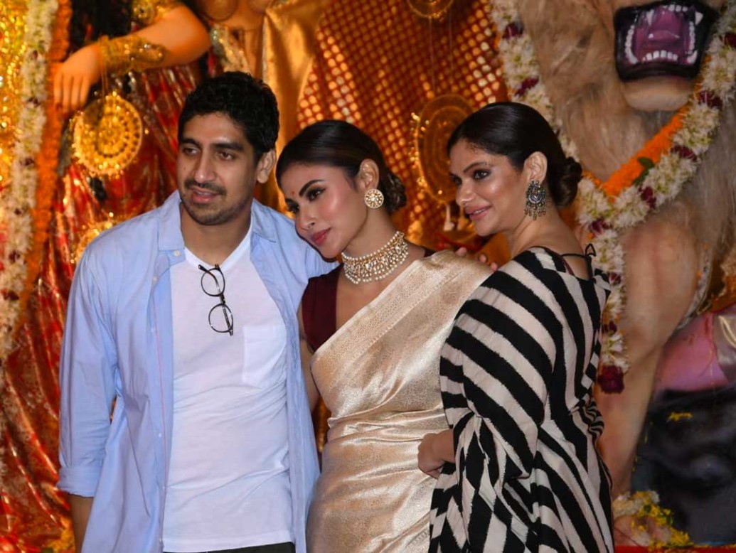 দেবীদর্শনে মণ্ডপে একসঙ্গে উপস্থিত ছিলেন অয়ন এবং মৌনি। সকলে মিলে আনন্দে মেতে ওঠাই ছিল তাঁদের পুজোর সন্ধের লক্ষ‍্য।