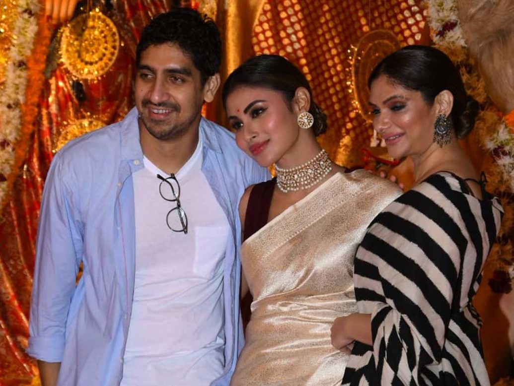 মণ্ডপে উপস্থিত ছিলেন চিত্র পরিচালক অয়ন মুখোপাধ‍্যায়ও। আকশী নীল শার্টে অয়ন ছিলেন বাঙালি মেজাজে।