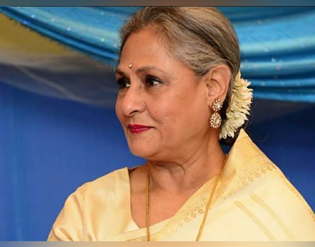 শুধু অমিতাভই নন সঙ্গে ছিলেন জয়া বচ্চনও। লাল পাড় সাদা শাড়িতে জয়া একেবারে বঙ্গতনয়া! বাঙালি আবেগ যে এই পরিবারকে কতটা প্রভাবিত করে তার প্রমাণ এই সাজ।