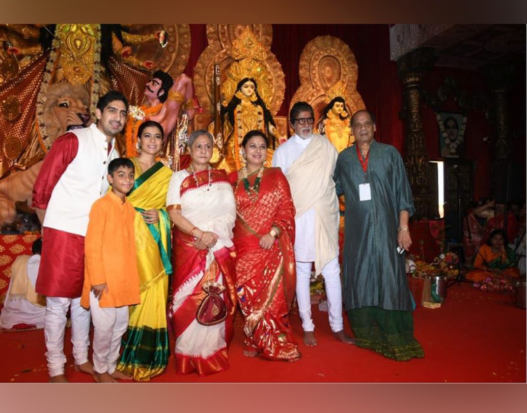 তাঁদের সঙ্গে উপস্থিত ছিলেন অভিনেত্রী কাজল, তাঁর স্বামী অজয় দেবগন ও তাঁদের ছেলে যুগ।