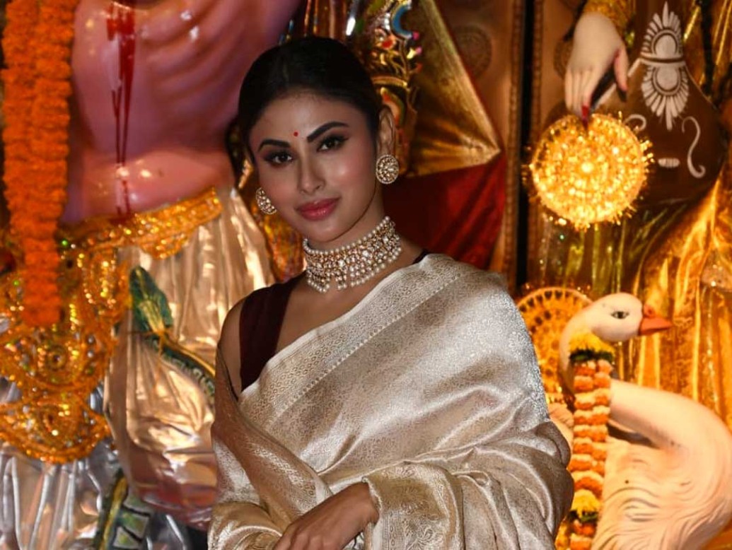 উপস্থিত ছিলেন অভিনেত্রী মৌনি রায়। বাঙালি সমাজে শাড়িতেই আপন করেছিলেন তিনি। উজ্জ্বল অফ হোয়াইট শাড়ি ও ম‍্যাচিং চোকারে তার লুক ছিল নজরকাড়া।