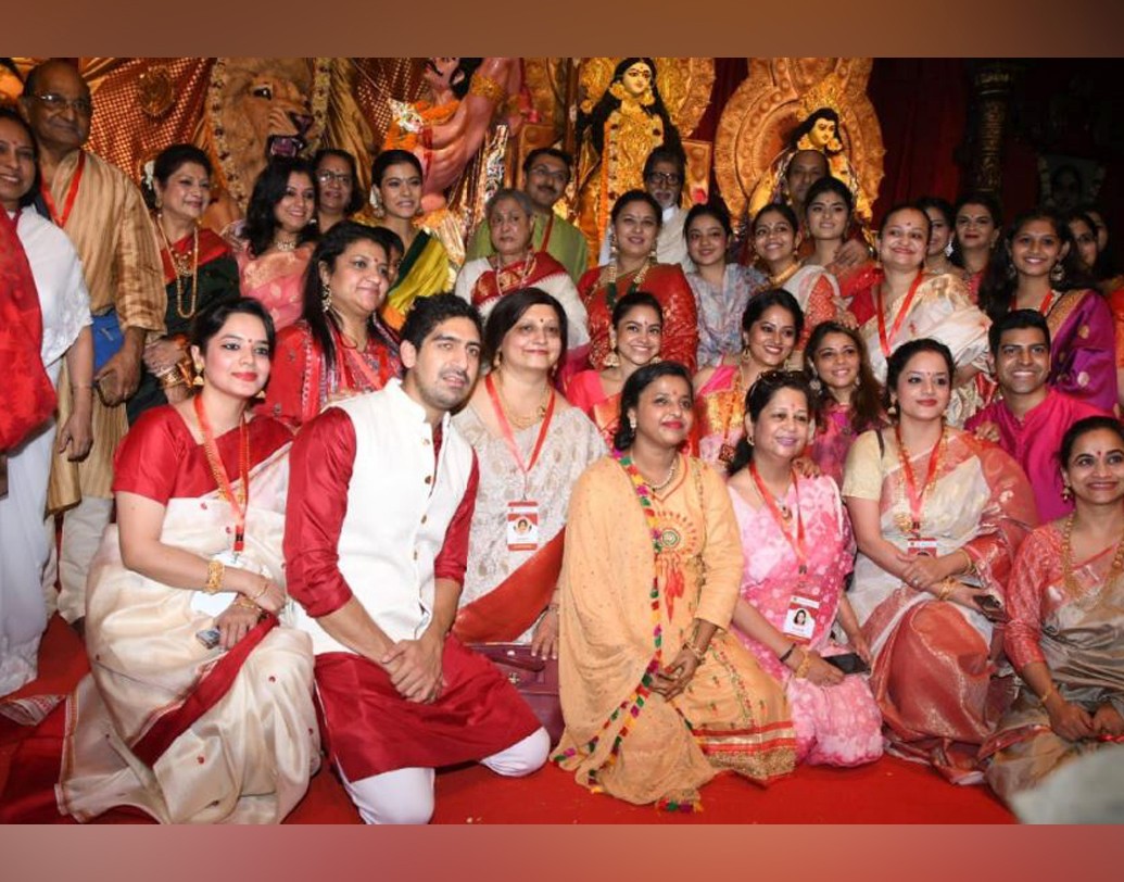 পুজো উপলক্ষে সন্ধ্যার ফোটোশেসনেও হাজির ছিলেন তারকারা। অমিতাভ-জয়া মণ্ডপে প্রবেশ করার পরেই শুরু হয়ে গেল নানা পোজে ছবি তোলা। আনন্দ-আড্ডায় মেতে উঠলেন সকলে।