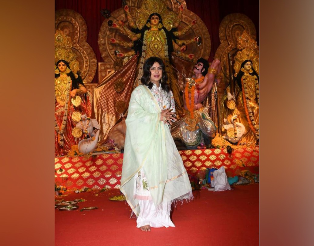 এই পুজো একপ্রকার মুখোপাধ্যায় পরিবারের বাড়ির পুজোর মতোই হয়ে গিয়েছে। অষ্টমীর দিন সেখানে আসেন প্রিয়ঙ্কা চোপড়াও। নকশাদার সাদা পোশাকে তিনিও ছিলেন নজরকাড়া।