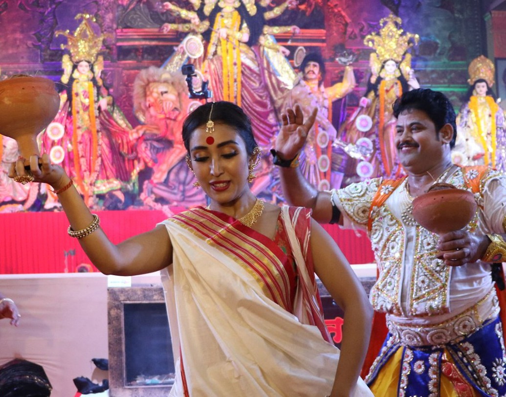 পুজো উপলক্ষে প্রতিদিন সন্ধ্যায় এখানে বিভিন্ন সাংস্কৃতিক অনুষ্ঠানের আয়োজন করা হয় । সেখানেও অংশগ্রহণ করেন বলিউড তারকারা।