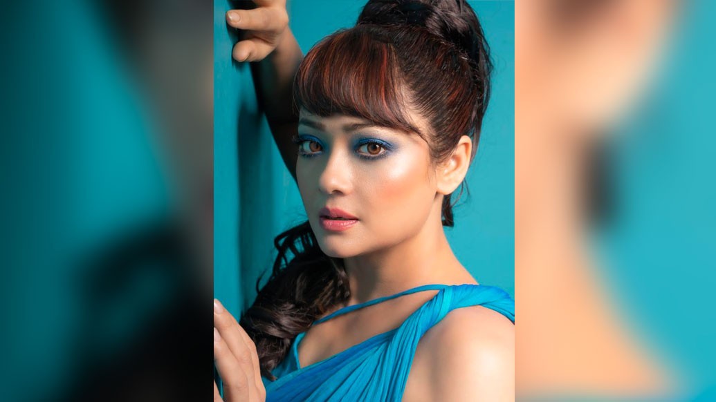 ষষ্ঠী থেকে দশমী কোন পোশাকের সঙ্গে কোন গয়নায় সাজিয়ে তুলবেন নিজেকে? সোনা নাকি রুপো? নাকি অক্সিডাইজড গয়না? জানিয়ে রাখি, সোনার গয়না কিন্তু এ বছর ফ্যাশনে ইন। বলি থেকে টলি, বেশির ভাগ নায়িকারাই এ বছর সাজছেন সোনার সাজে।