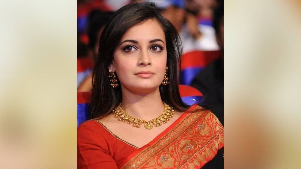 ষষ্ঠীতে বেশির ভাগেরই পছন্দ হাল্কা সাজগোজ। হালফ্যাশনের সোনার গয়না বাঙালি সাজ বা পশ্চিমি পোশাক, সবের সঙ্গেই পরা যায়। ষষ্ঠীতে বেছে নিন হালকা ডিজাইনের  কানের দুল কিংবা লকেট-সহ সরু সোনার চেন। সঙ্গে লাইট ওয়েট ব্রেসলেট আর মানানসই একটা স্লিং ব্যাগ। আপনার সাজ কমপ্লিট!