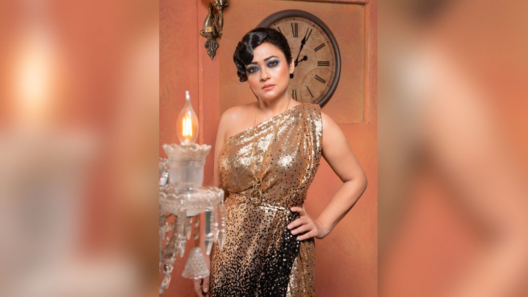 সপ্তমীর সাজে থাকতেই পারে নজরকাড়া সোনার বালা কিংবা ব্রেসলেট। এথনিক কুর্তি কিংবা সালোয়ার সুটের সঙ্গে হাতে গলিয়ে নিন জমকালো ব্রেসলেট। কানে থাকুক ছোট্ট দুল। দুল ভালবাসলে বড় মাপের জমকালো ঝুমকো কিংবা কানবালাও পরতে পারেন। তবে সে ক্ষেত্রে এক হাত খালি রেখে অন্য হাতে ঘড়ি পড়ুন।