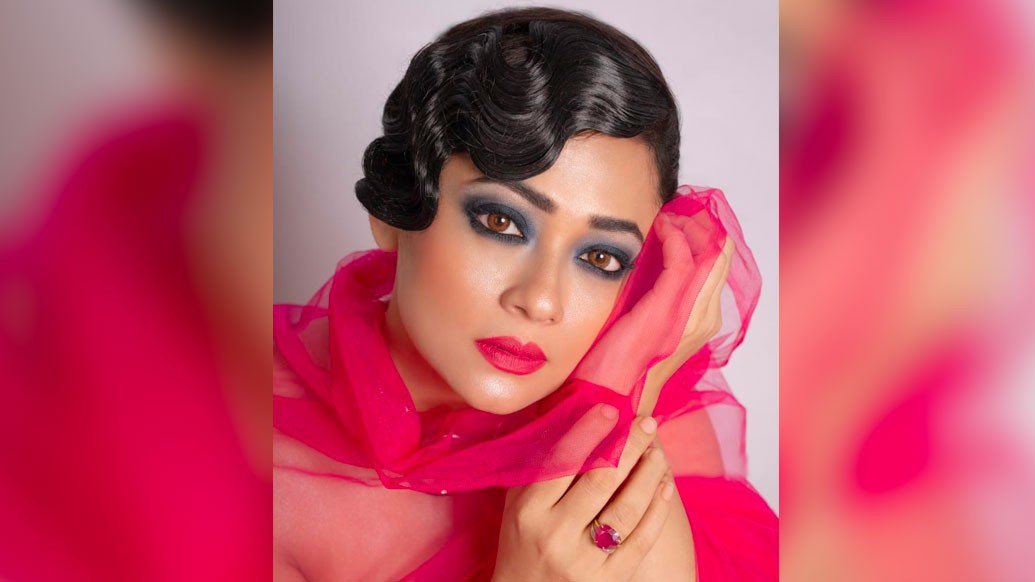 দশমীতে মনে বিষাদের সুর। একটা বছরের মতো মাকে বিদায় জানানোর সময়ে না সাজলে কি হয়? সিঁদুর খেলায় মাতুন লাল পাড় শাড়ি আর হাল্কা সোনার গয়নায়। গলায় অল্প নকশার একটা হার, কানে ছোট্ট দুল এবং হাতে বালা কিংবা কয়েক গাছা চুড়ি। কপালে একটা লাল টিপ পরতে ভুলবেন না কিন্তু।