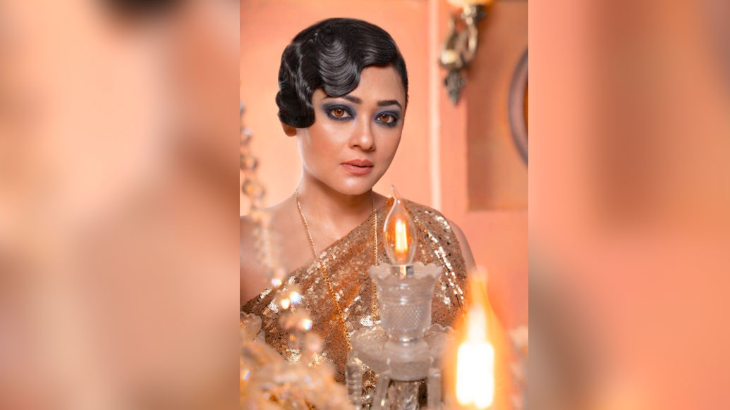 তবে সোনার গয়নায় সাজার সময়ে খেয়াল রাখুন সাজে যেন একটা ভারসাম্য বজায় থাকে। বড়, ভারী কানের দুলের সঙ্গে কখনওই ভারী ডিজাইনের নেকলেস ভাল দেখাবে না। আবার এক হাতে চওড়া ব্রেসলেট কিংবা বালা পরলে অন্য হাত খালিই রাখুন। বড়জোর একটা ঘড়ি চলতে পারে। সোনার সাজে এ বার পুজোয় ঝলমলিয়ে উঠছেন আপনিই। ছবি: সোশ্যাল মিডিয়া।