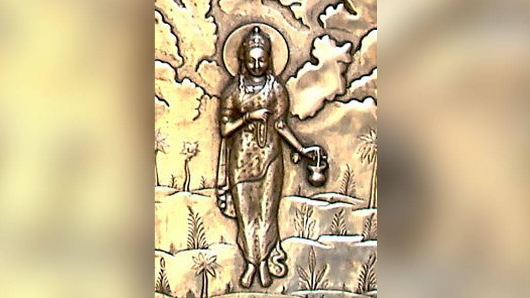 অন্য়ান্য অবতারে দেবী দুর্গার সাধারণত চুল খোলা থাকেন। কিন্তু এখানে বিগ্রহের আলুলায়িত কেশ চূড়াবদ্ধ করে বাঁধা।