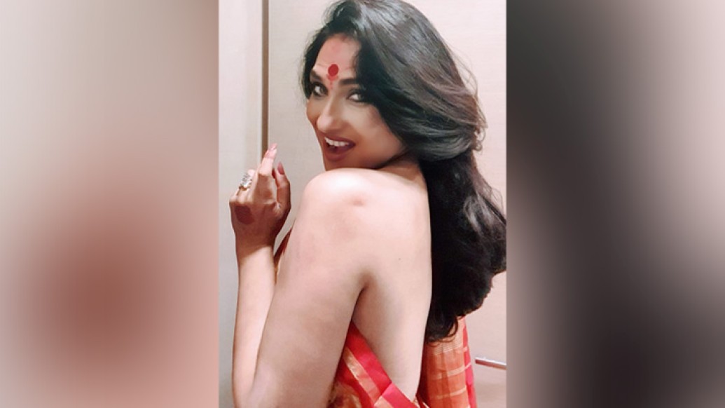 সব কিছুই ভাবনার বাইরে চলছে। এই পরিস্থিতিতে কিছুই ঠিক করার মতো অবস্থায় নেই তিনি। ঋতুপর্ণা সেনগুপ্ত। দুর্গাপুজোয় কলকাতা পৌঁছতে পারবেন না। পরিবারের সঙ্গে থাকতে হবে সিঙ্গাপুরেই। মন খারাপ তাঁর, সিঙ্গাপুরে যে এ বার দুর্গা পুজো নেই!