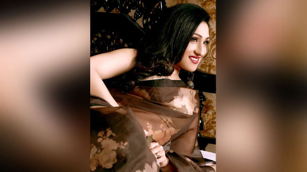 সিঙ্গাপুরেই ফটোশুট করছেন। সাবেকি আর পাশ্চাত্য লুকে পুজোয় আনন্দবাজার ডিজিটালের কাছে নিজেকে মেলে ধরলেন এই অভিনেত্রী। দুর্গাপুজো মানে তাঁর কাছে অবশ্যই শাড়ি। সেই শাড়িকেই নিজের শরীরে নানা ভাবে জড়িয়ে ভিন্ন এক স্টাইল স্টেটমেন্ট তৈরি করেছেন ঋতু।
