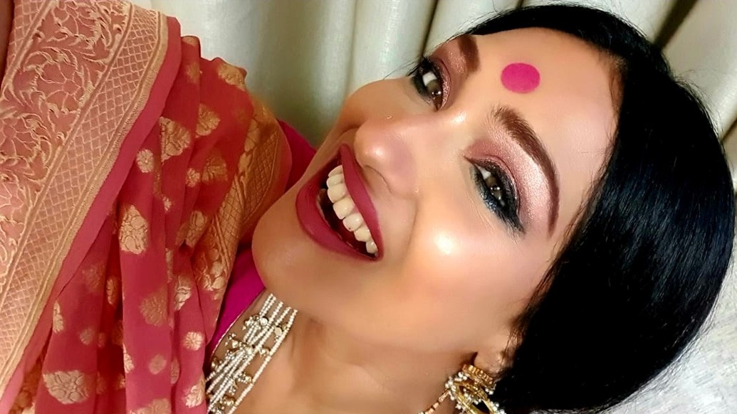 সিঙ্গাপুরে ছোট করে অষ্টমীর লাঞ্চ বা সপ্তমীর ডিনারের প্ল্যান করেছেন ঋতুপর্ণা। “এ বার কলকাতার ফুচকা, উদ্বোধন সব বন্ধ। কিন্তু আমাদের মনকে তো আর বন্ধ করা যায় না। তাই মায়ের জন্য অপেক্ষা!” বললেন ঋতুপর্ণা।