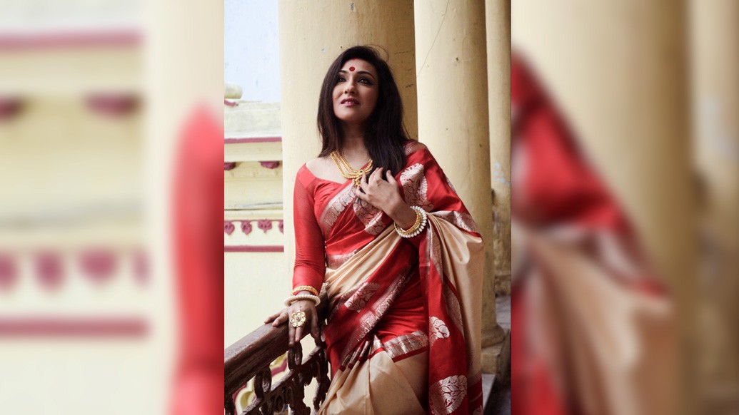 জীবনের সেলিব্রেশনে মেতে উঠতে চান লাস্যময়ী এই অভিনেত্রী। লাল, গোলাপি, কালো, হলুদ সব রঙের শাড়িতেই সমান উজ্জ্বল। খোলা পিঠে লাল টিপের ইশারায় কখনও চমকে দিচ্ছেন নিজের আত্মবিশাসে।