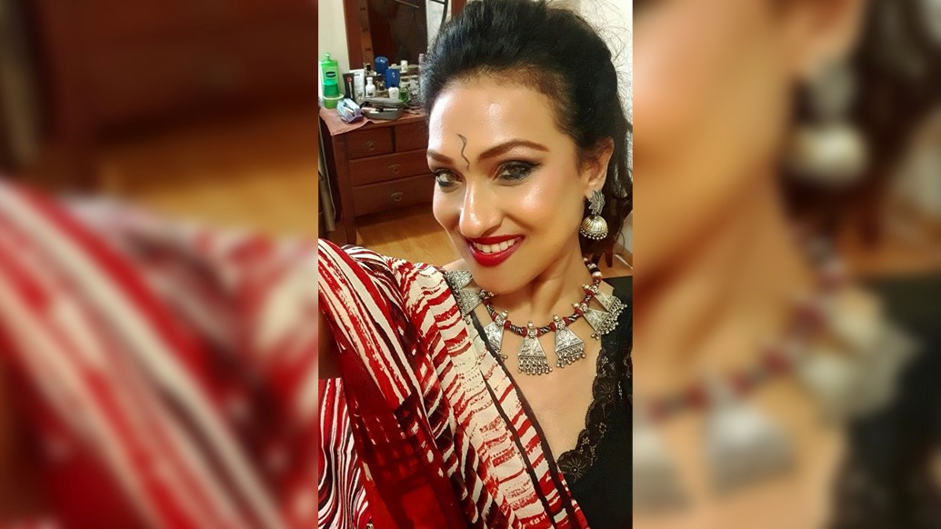 আনন্দবাজার ডিজিটালকে ঋতু বললেন, “নায়িকা ঋতুপর্ণার কোনও বিকল্প হয় না। নায়িকা ঋতুপর্ণা তো থাকবেই। কিন্তু নায়িকার আত্মপ্রকাশ আরও অভিনয়ের মাধ্যমে কেমন করে হবে? সেটাই চ্যালেঞ্জ। ঐশ্বর্যা রাই থেকে বিদ্যা বালন, সকলে এ পথেই তো গিয়েছেন। চ্যালেঞ্জটা বার বার নিতে হবে। কাজই আমার প্রথম প্রেম।”