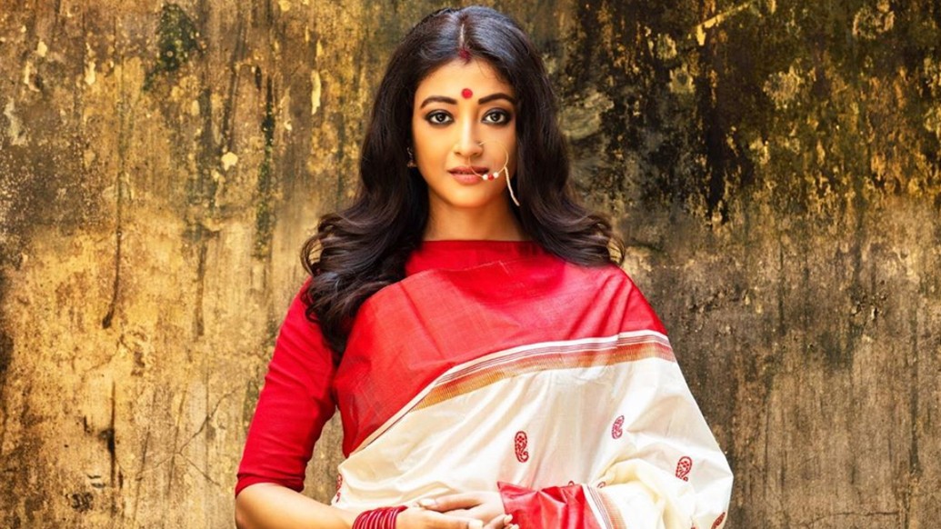 কৃষ্ণাঙ্গী নায়িকার গ্ল্যামারে টলিউড থেকে সোশ্যাল মিডিয়া ঝলমল। তাঁর ঝকঝকে হাসির দ্যুতি, লাল পাড় শাড়ি, সিঁদুর টিপে পলকে অপরূপা হয়ে ওঠেন পাওলি দাম। পর্দায় সেই লক্ষ্মীশ্রীই যেন কথা বলে।