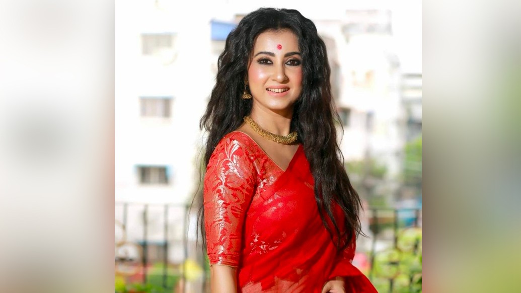 এক হাতে বাড়ি আগলানো, অন্য হাতে উপার্জন- তাতেই তো লক্ষ্মীশ্রী থাকে সংসারে। টেলিভিশনের ইরাবতী তো তা-ই। আলগা খোঁপায়, ছোট্ট টিপে মনামী ঘোষের মায়াভরা মুখের ছাঁদটাও যেন মা লক্ষ্মীর মতোই লাগে।