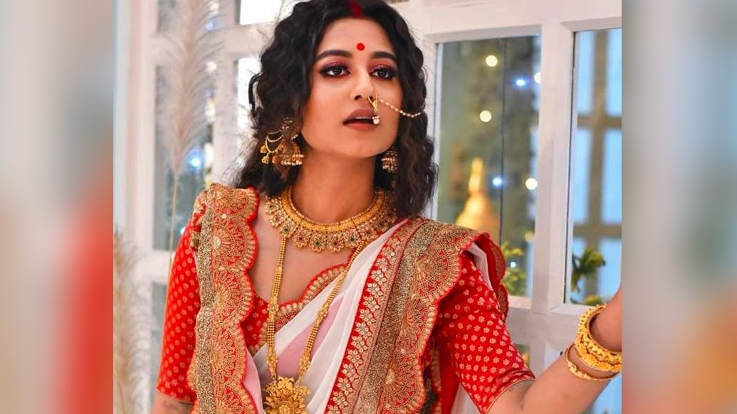 ফ্যাশন ডিজাইনার হতে চাওয়া রাধিকা গিয়ে পড়ে পোশাকের ব্যবসার কেন্দ্রবিন্দুতে। সিরিয়ালের রাধিকা ওরফে বাস্তবের স্বস্তিকা দত্ত ঝলমল করেন সর্বত্রই। সে সংসারেই হোক বা ব্যবসায়, হাজারো ঝক্কি দিব্যি সামলে দেন নিপুণ হাতে। সাধে বলে, বাণিজ্যে বসতে লক্ষ্মী!