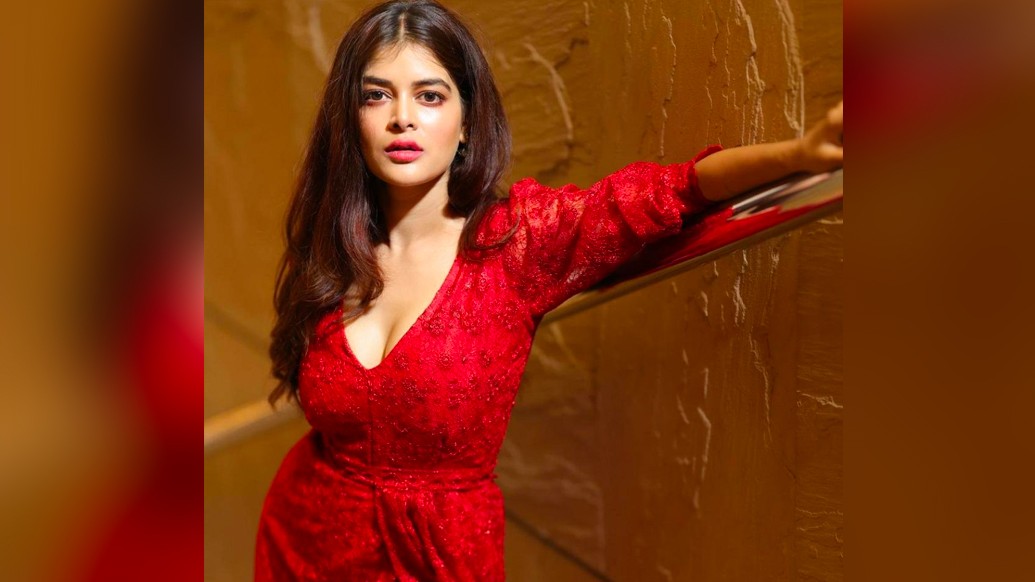 কিংবা ইমনকে মনে পড়ে? ফর্সা, কাটাকাটা চোখমুখের মধুমিতা সরকার কেমন অনায়াসে হয়ে গিয়েছিলেন পাশের বাড়ির বালিকা বধূ আর জেদী, অভিমানী মেয়ের যুগলবন্দি! লাবণ্যে, সৌন্দর্যে আর প্রাণবন্ত অভিনয়ে দর্শকের মায়া কেড়েছিল কুসুমদোলার লক্ষ্মী বৌমা তথা ব্যস্ত ডাক্তার কন্যে।